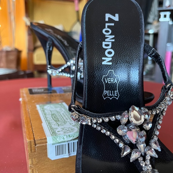 Ladies Designer Heels
Burberry, Costume National, Cavalli, BCBG - Picture 5 of 14